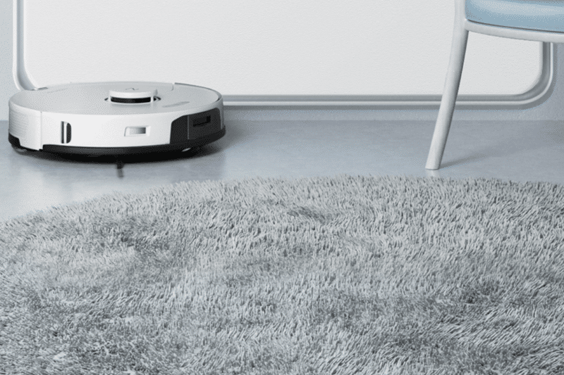 Man sieht den Roborock G10 während er den Boden saugt.